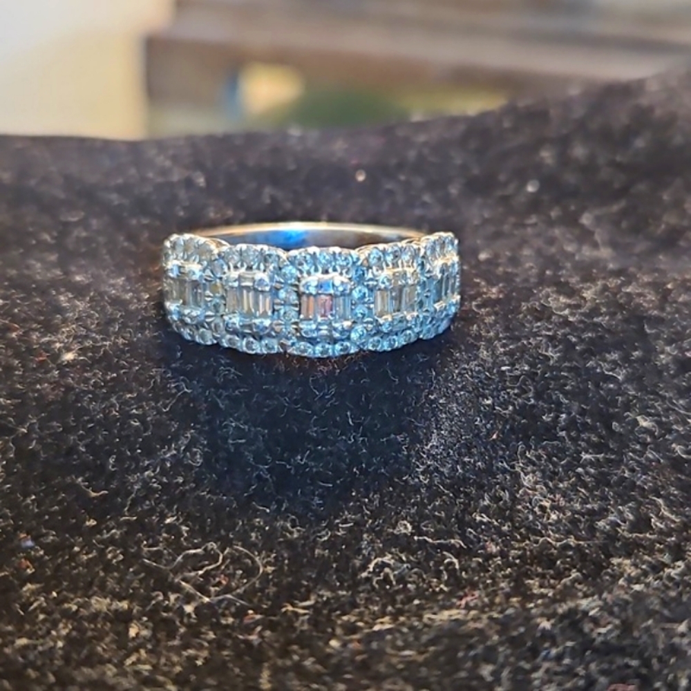 New YEAR PRICE Drop SALE!!💥💲💰↘️1.00 ct. t.w. Round and Baguette Diamond Ring